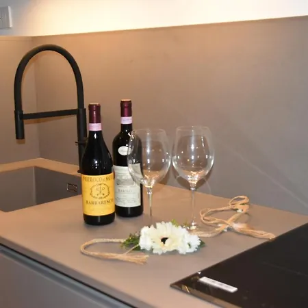 Serendipity - 4 - 20 Posti Letto - 10 Bagni - 2 Parcheggi Privati - Alba Centro Storico Ferienhaus
